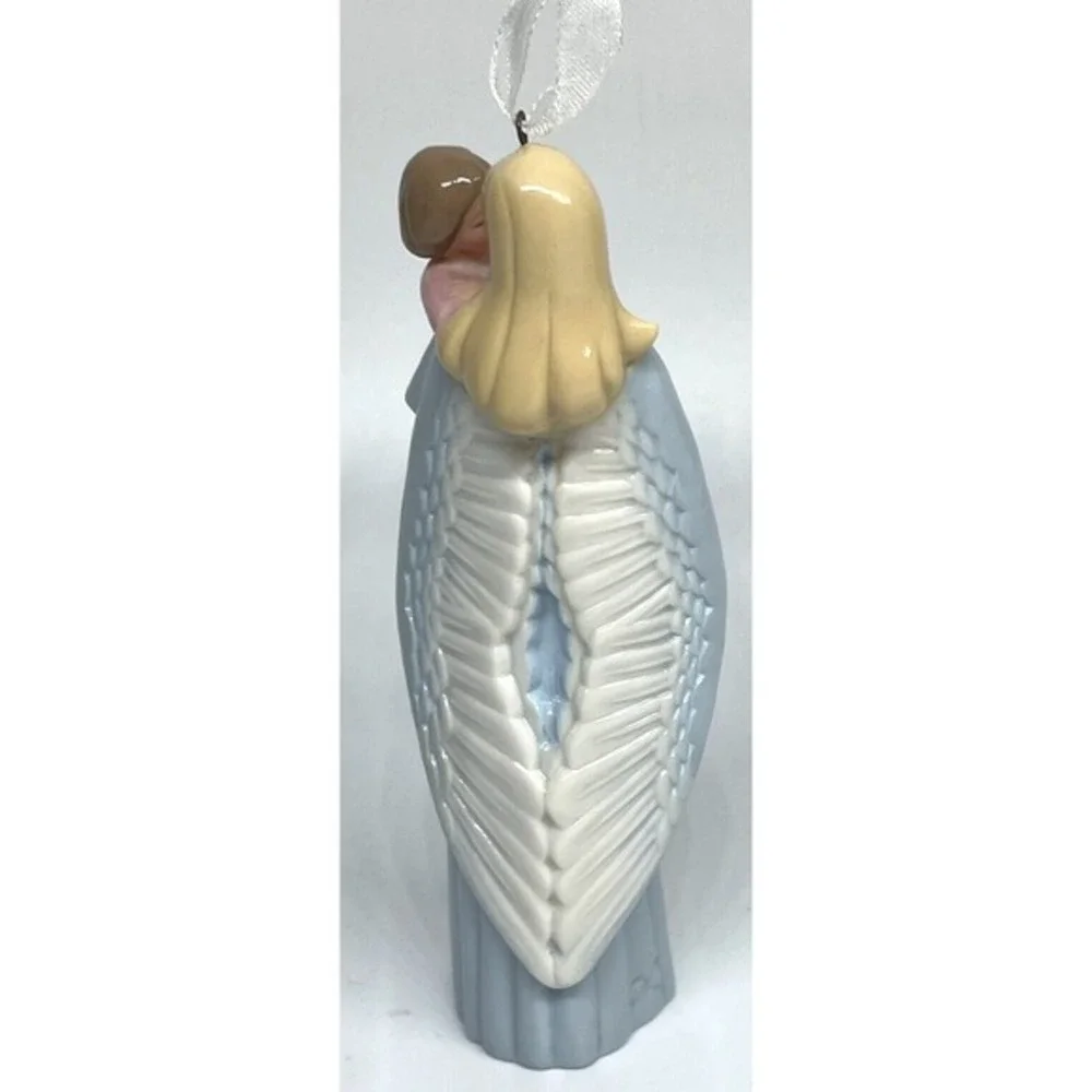 2005 Hallmark Angel on Earth Christmas Ornament‎ Porcelain in Box